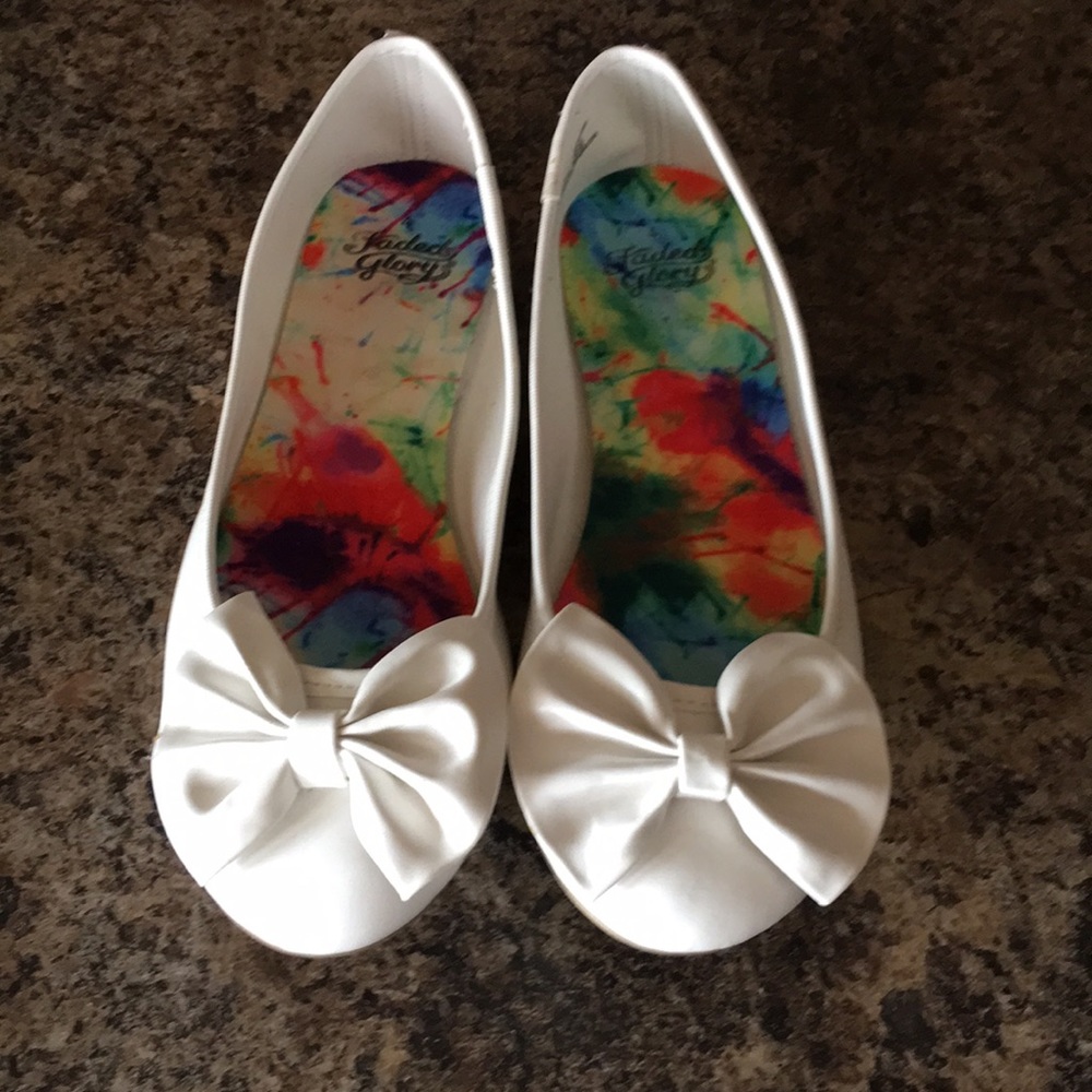 Girls, size 4, faded glory white dress shoes.